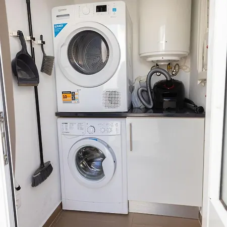 Modern 2br House Near Castle *