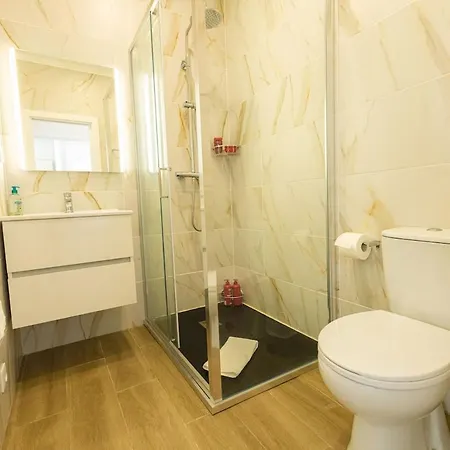Modern 2br House Near Castle *