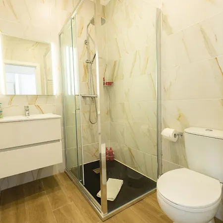 Modern 2br House Near Castle