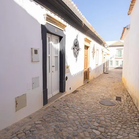 Modern 2br House Near Castle *