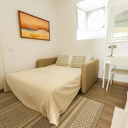 Modern 2br House Near Castle *
